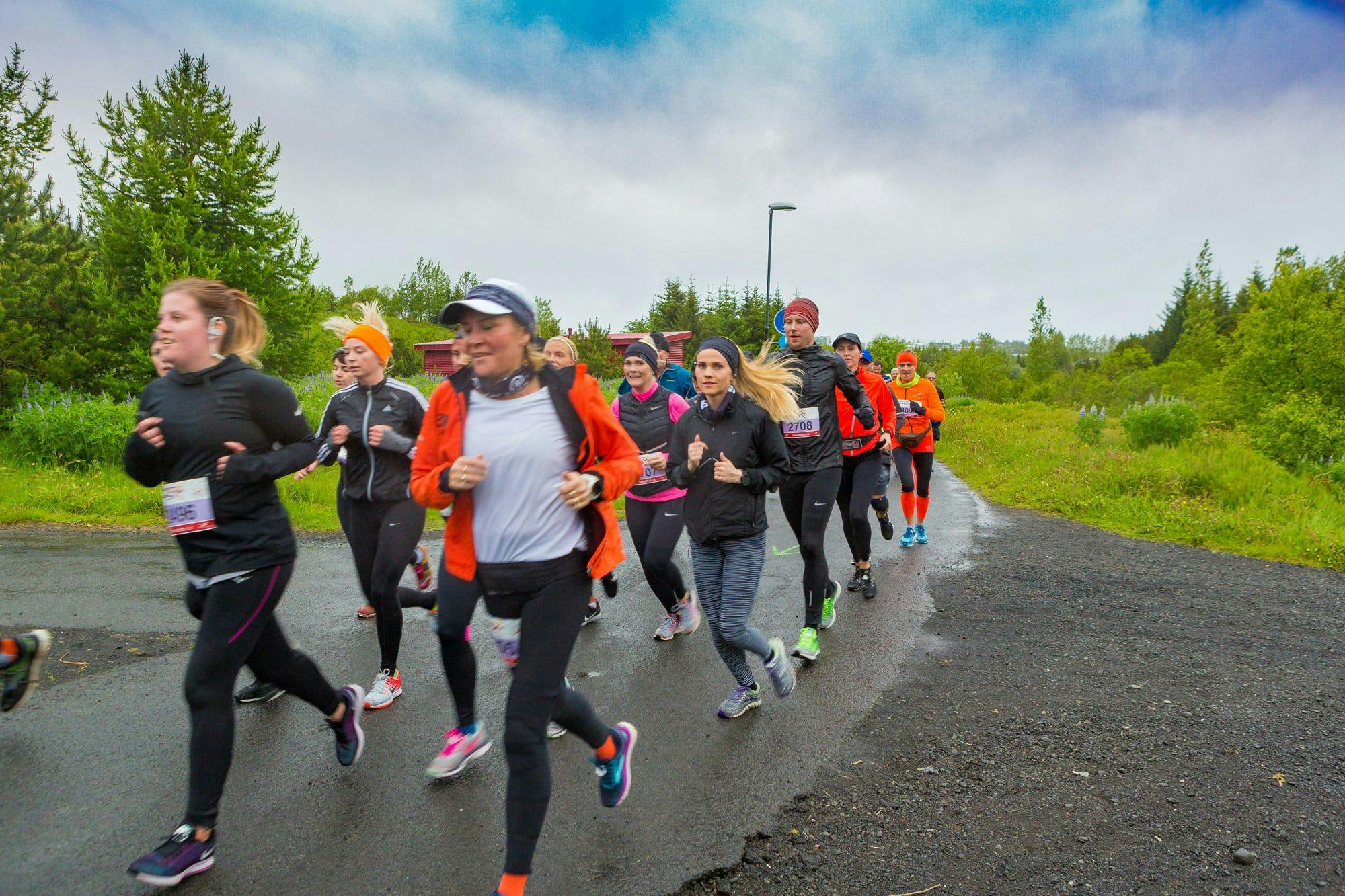 Participants in the Suzuki Midnight Sun Run running in valley Elliðaárdalur.